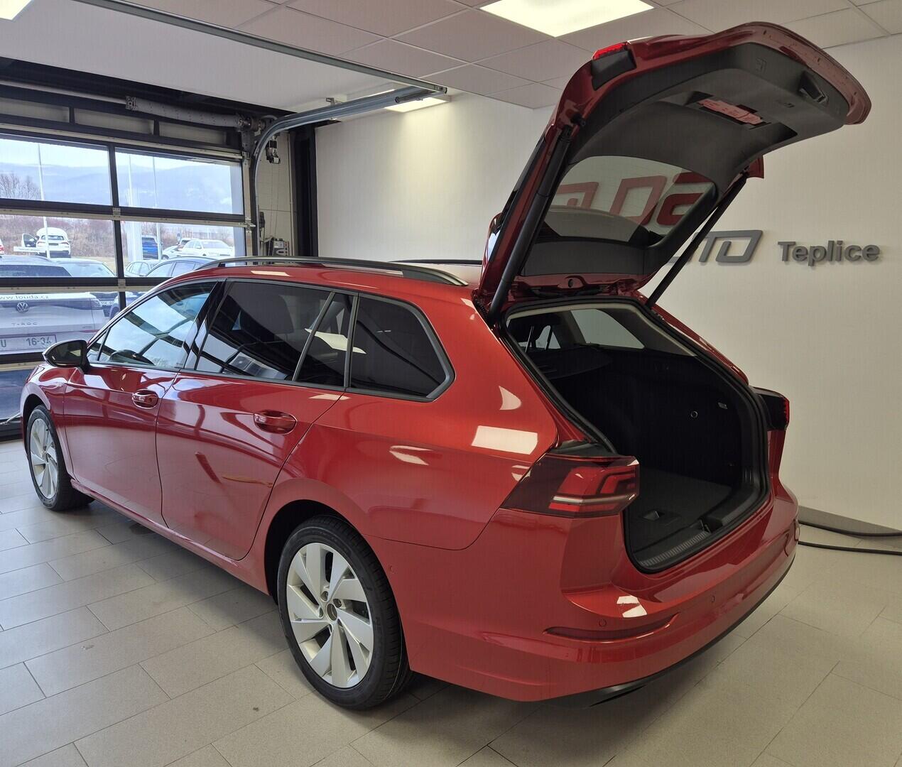 O621O04112_16.webp_Golf Variant People 1,5 eTSI 110 kW 7 DSG