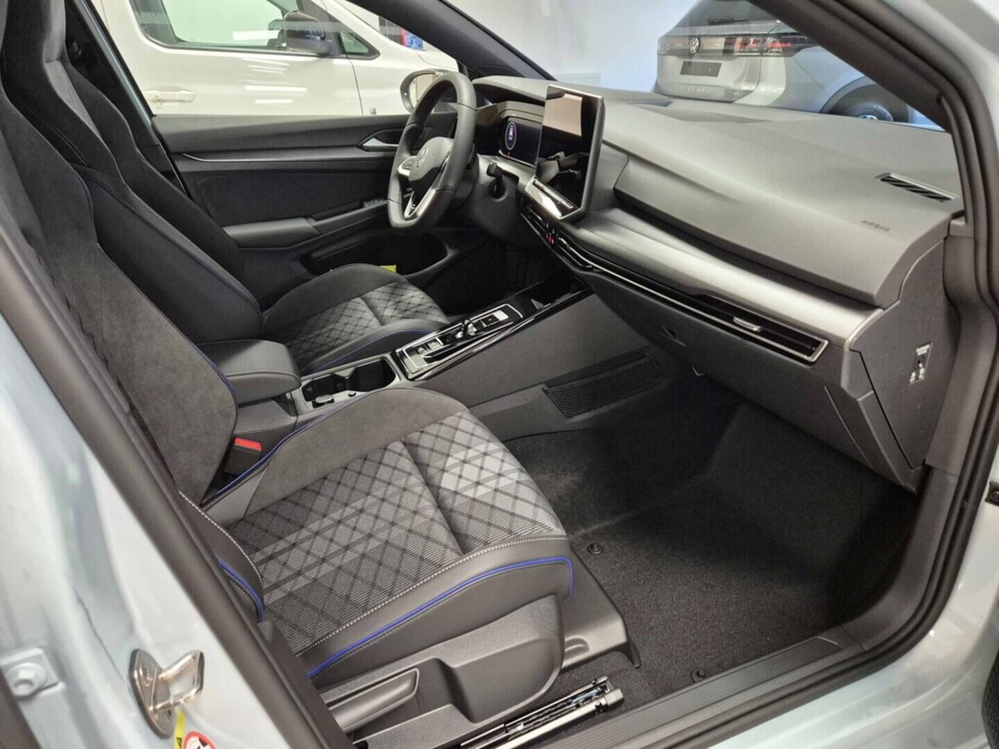 O621O04125_15.webp_Golf R-Line People 1,5 eTSI 7DSG mHEV 110 kW