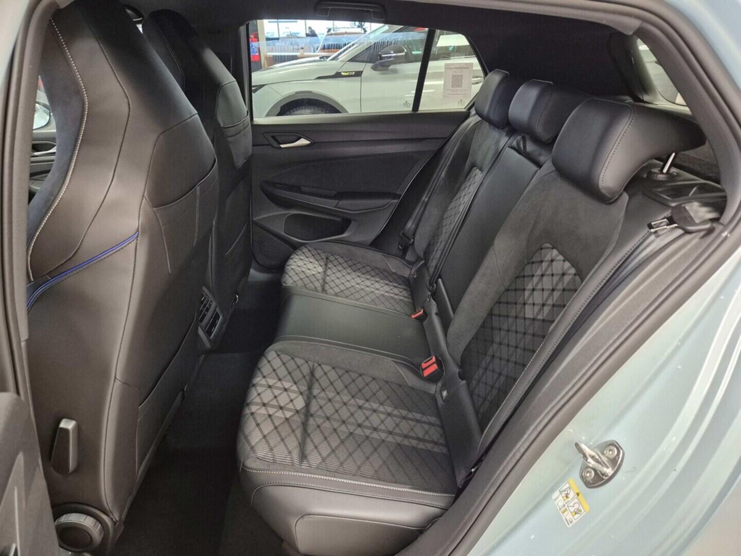 O621O04125_16.webp_Golf R-Line People 1,5 eTSI 7DSG mHEV 110 kW