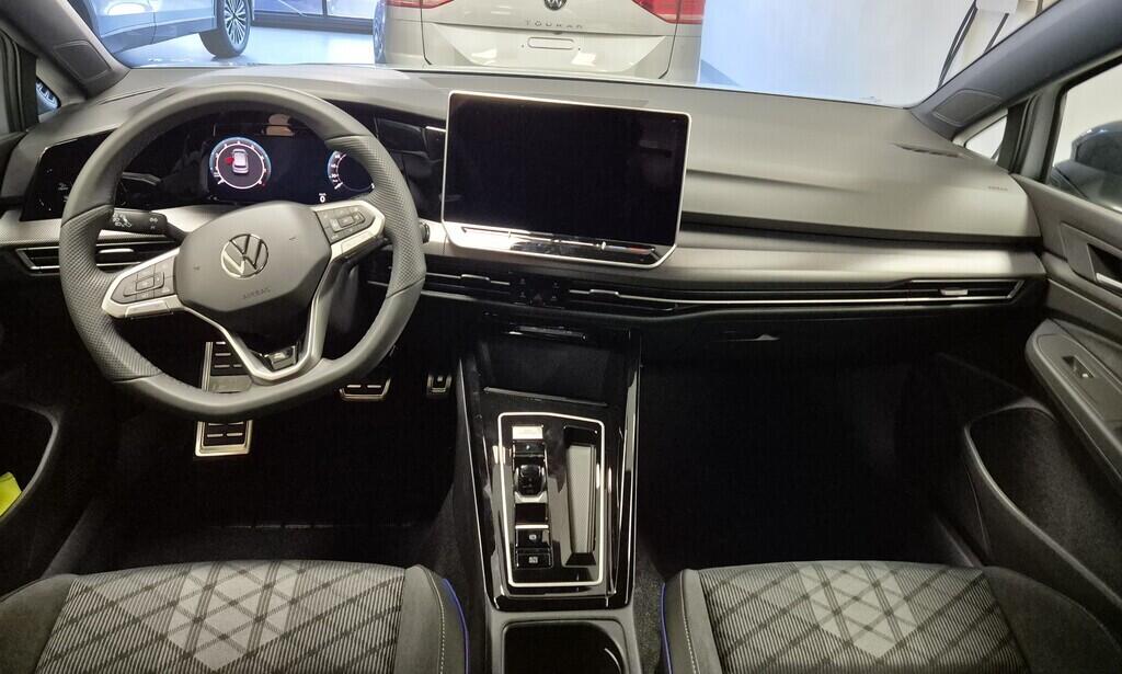 O621O04125_17.webp_Golf R-Line People 1,5 eTSI 7DSG mHEV 110 kW