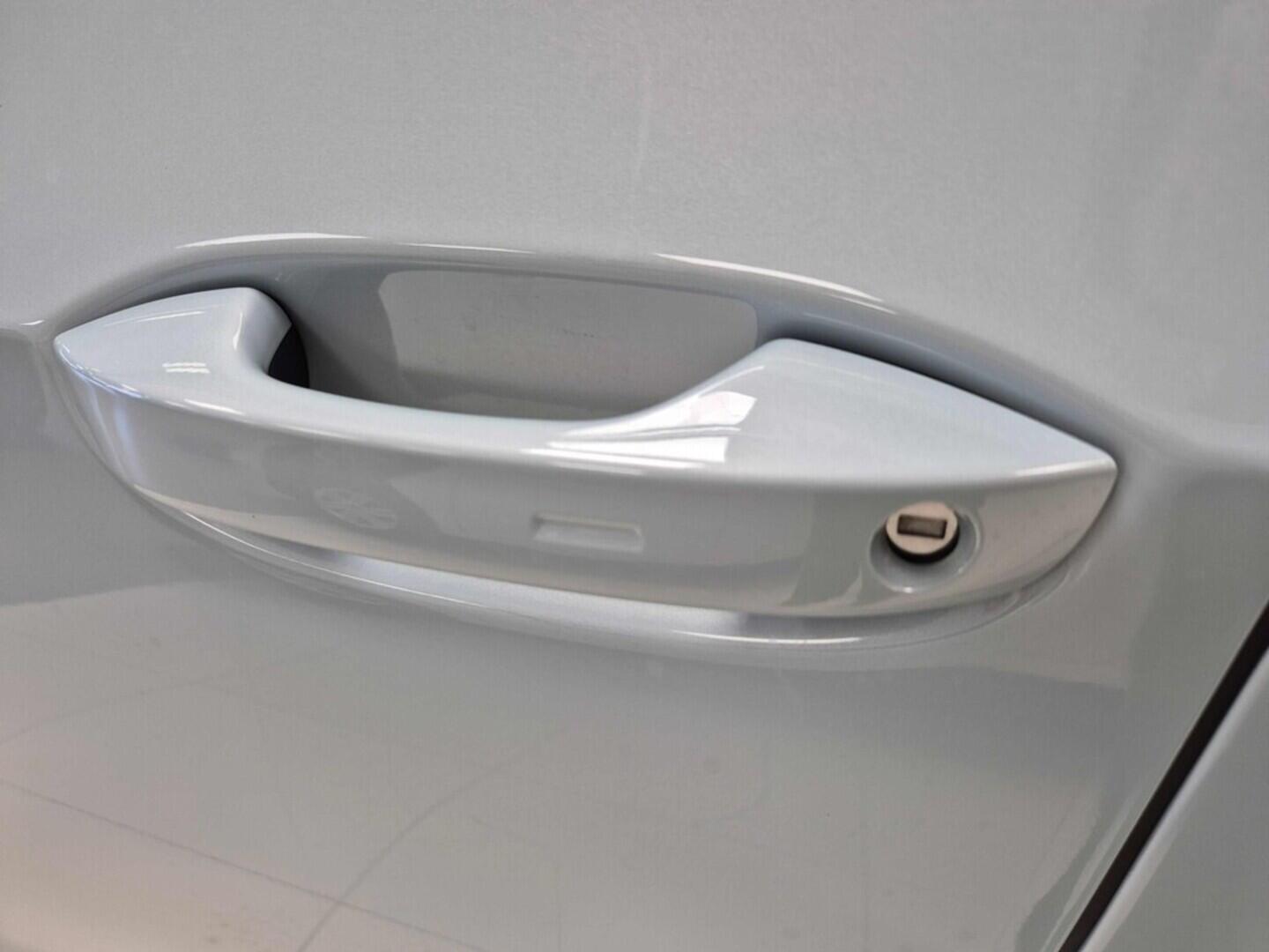 O621O04125_18.webp_Golf R-Line People 1,5 eTSI 7DSG mHEV 110 kW