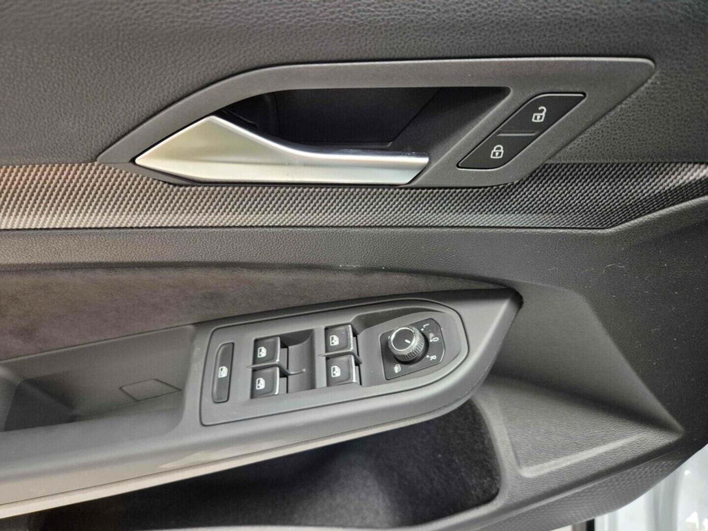 O621O04125_20.webp_Golf R-Line People 1,5 eTSI 7DSG mHEV 110 kW