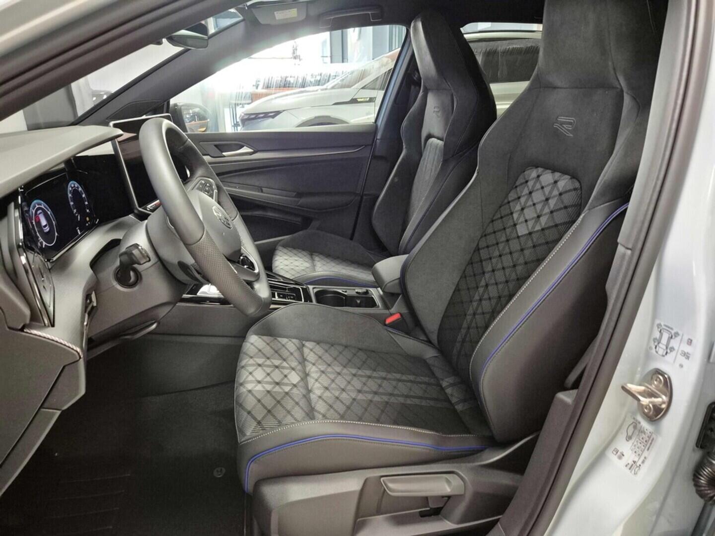 O621O04125_21.webp_Golf R-Line People 1,5 eTSI 7DSG mHEV 110 kW