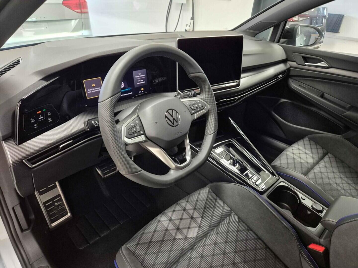 O621O04125_22.webp_Golf R-Line People 1,5 eTSI 7DSG mHEV 110 kW