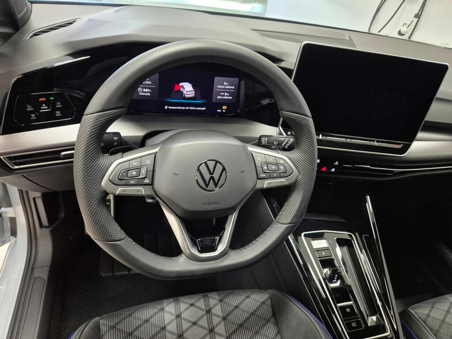 O621O04125_23.webp_Golf R-Line People 1,5 eTSI 7DSG mHEV 110 kW