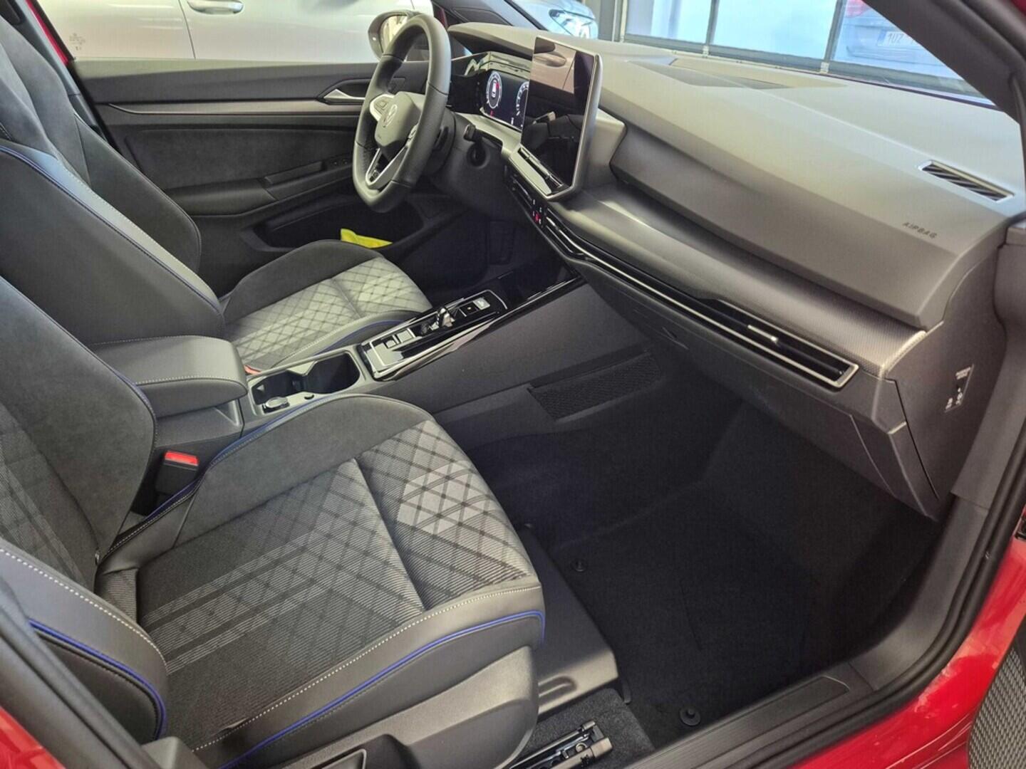 O621O04126_15.webp_Golf R-Line People 1,5 eTSI 7DSG mHEV 110 kW