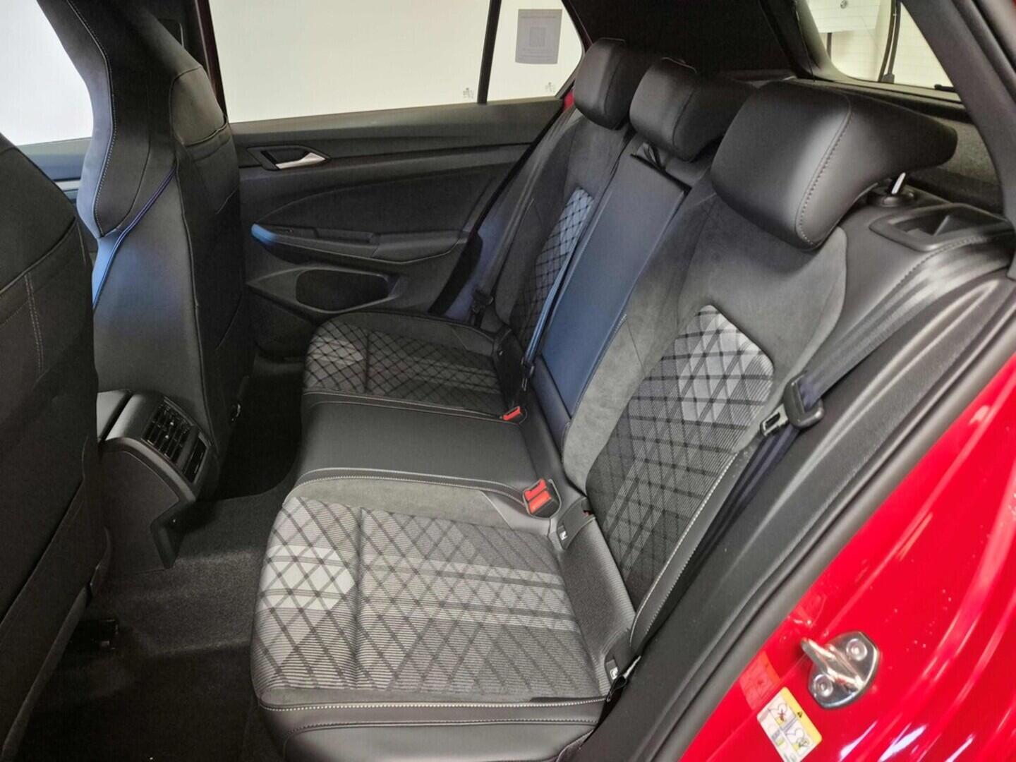 O621O04126_16.webp_Golf R-Line People 1,5 eTSI 7DSG mHEV 110 kW