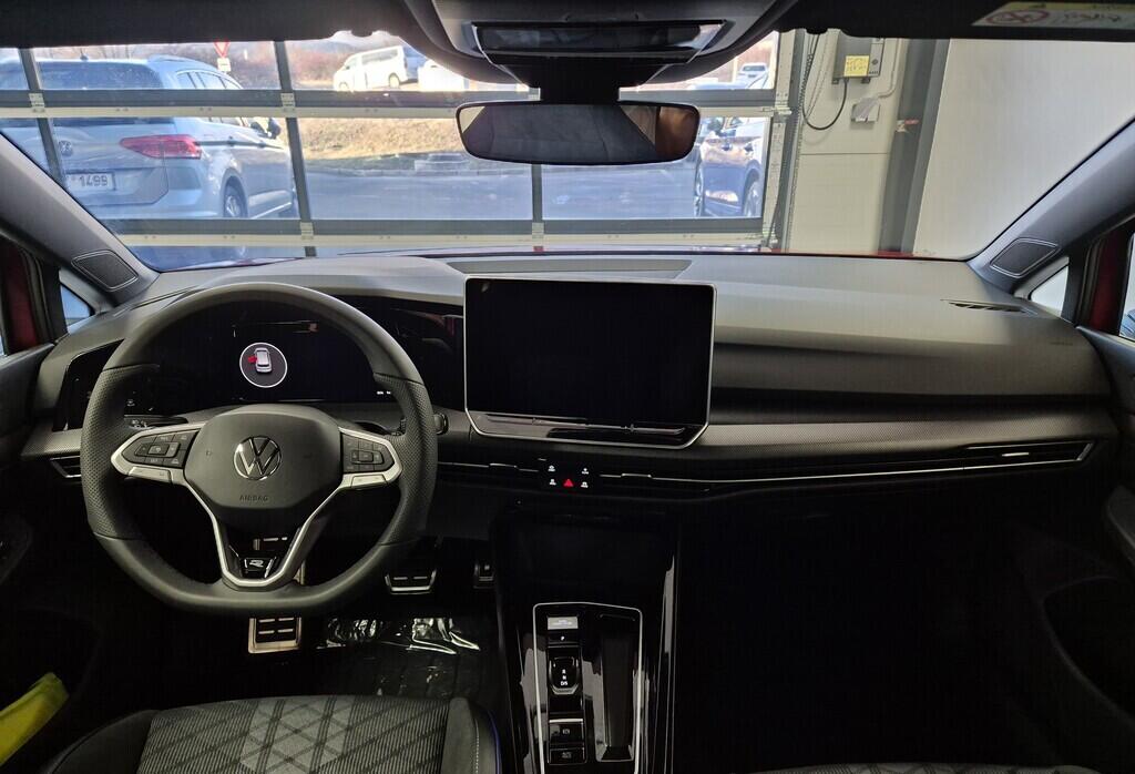 O621O04126_17.webp_Golf R-Line People 1,5 eTSI 7DSG mHEV 110 kW