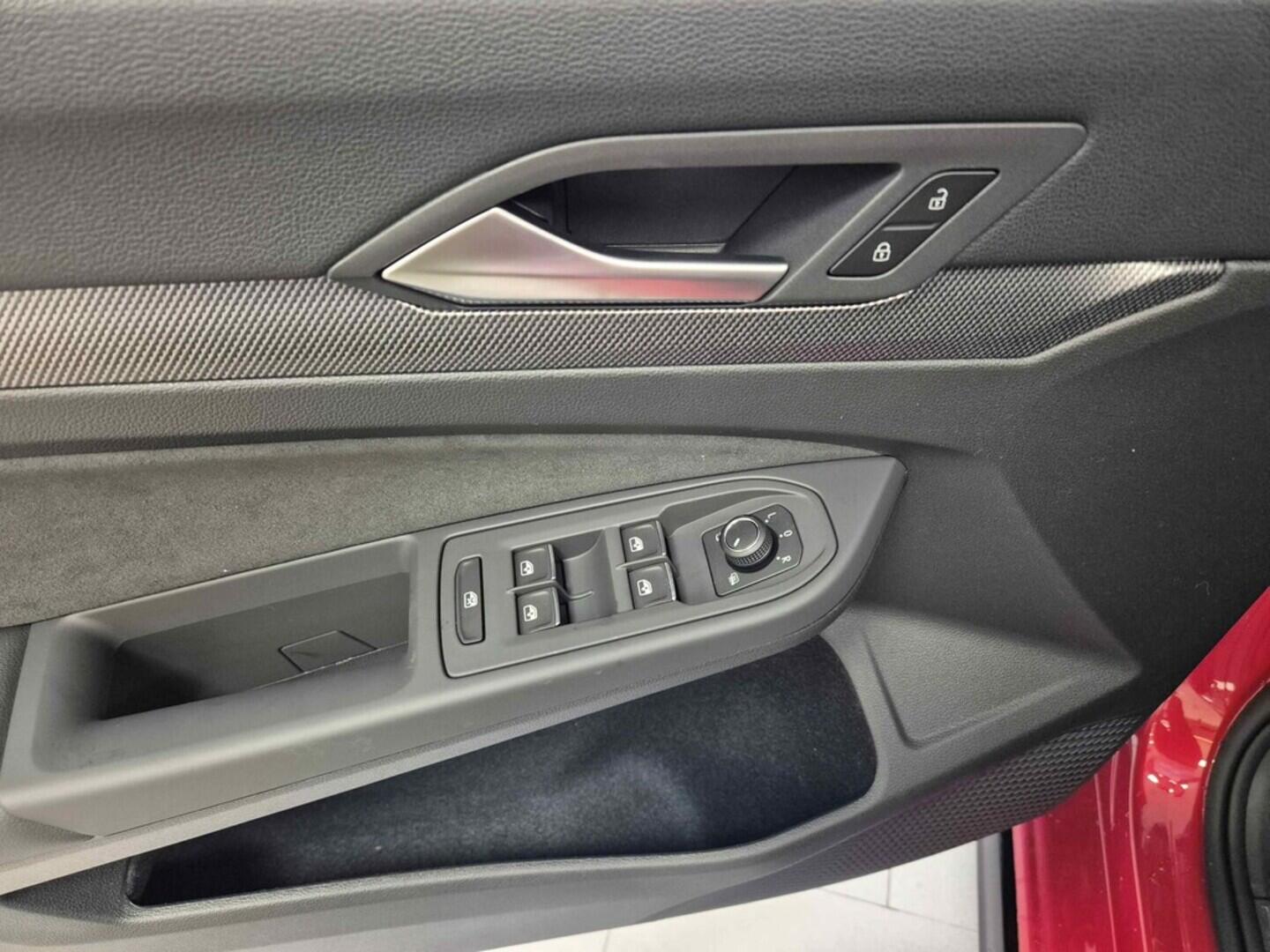 O621O04126_20.webp_Golf R-Line People 1,5 eTSI 7DSG mHEV 110 kW