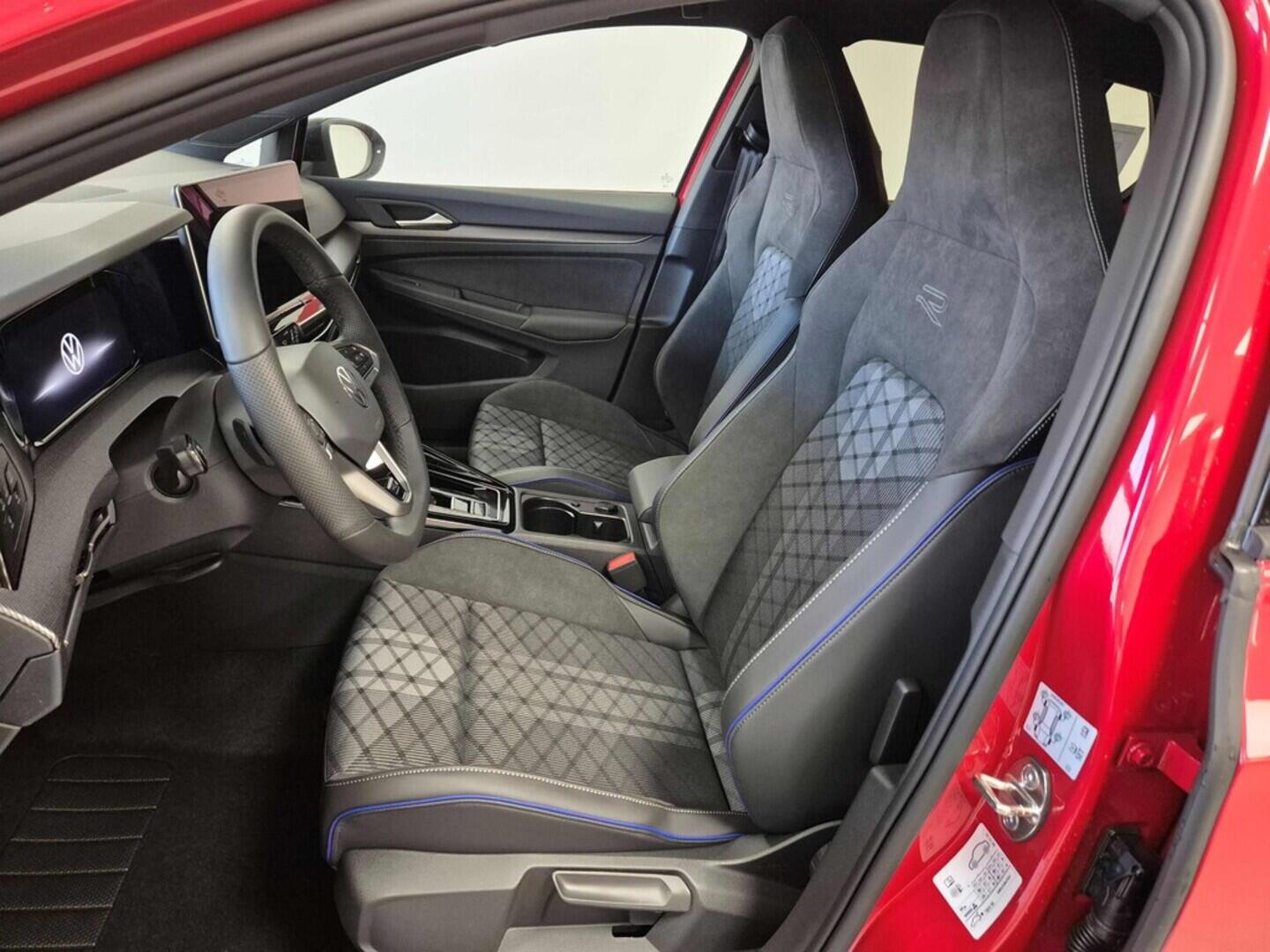 O621O04126_21.webp_Golf R-Line People 1,5 eTSI 7DSG mHEV 110 kW