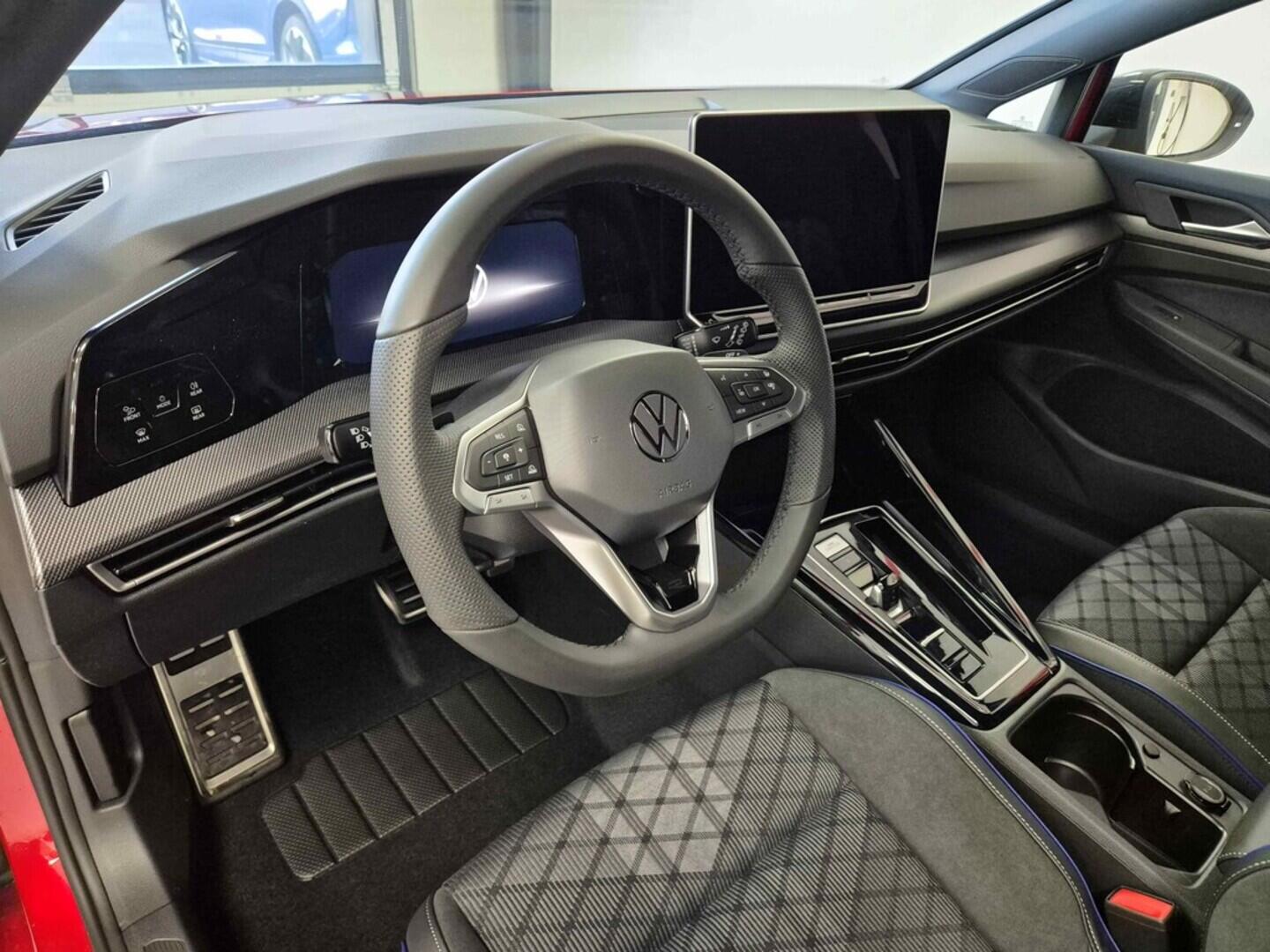 O621O04126_22.webp_Golf R-Line People 1,5 eTSI 7DSG mHEV 110 kW