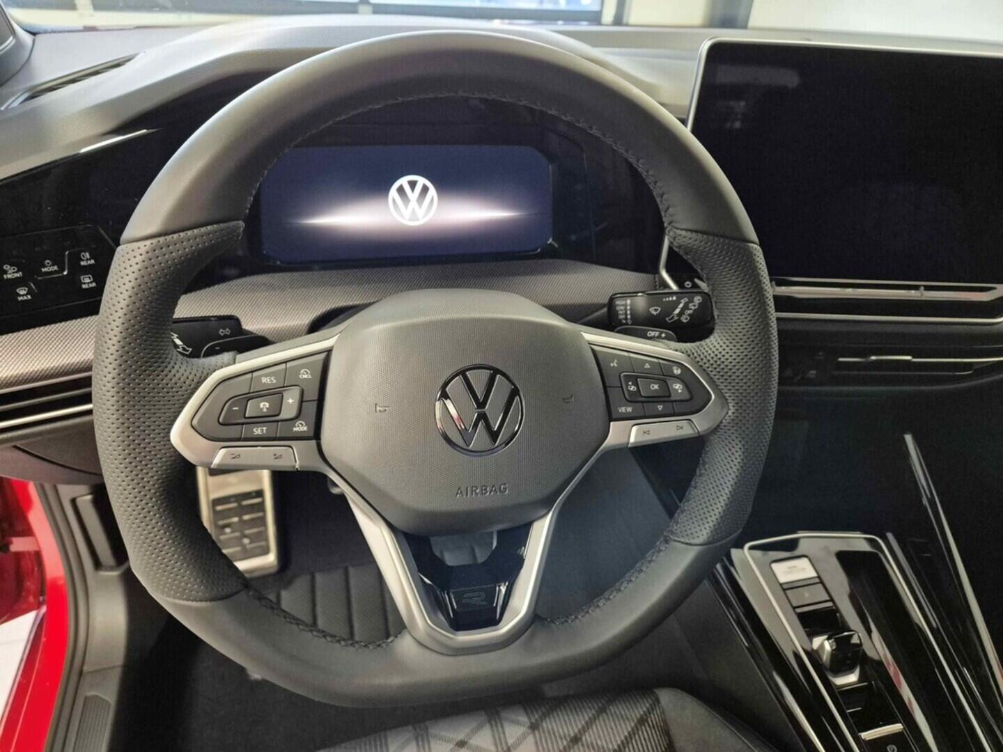 O621O04126_23.webp_Golf R-Line People 1,5 eTSI 7DSG mHEV 110 kW