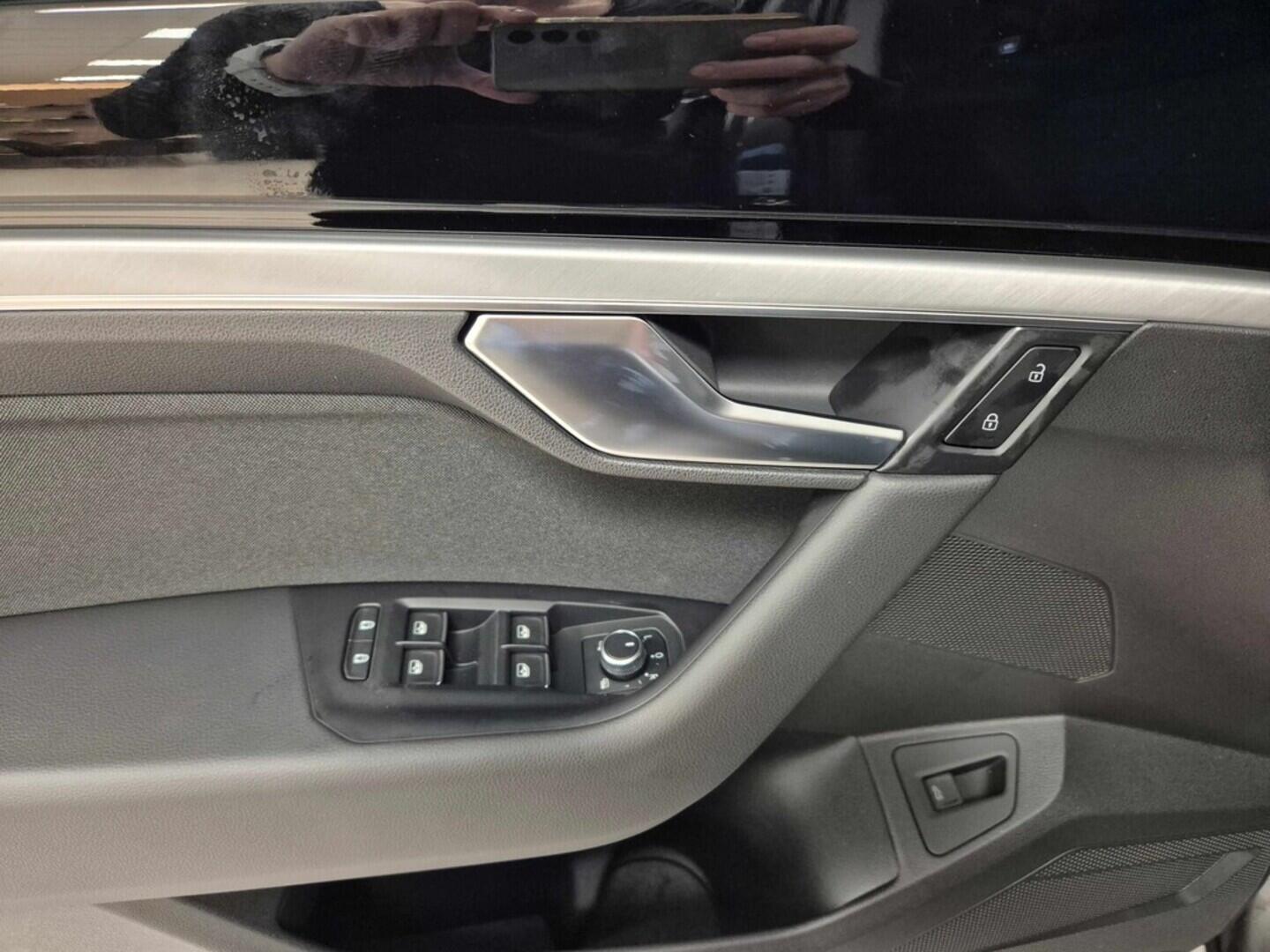 O621O04216_22.webp_Touareg Friends 3.0 TDI 4MOT 210 kW Tiptronic 8st. automat