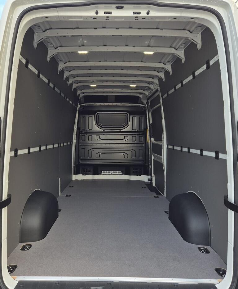 O621U01627_16.webp_Crafter skříň 35 6G FWD DR 103 kW