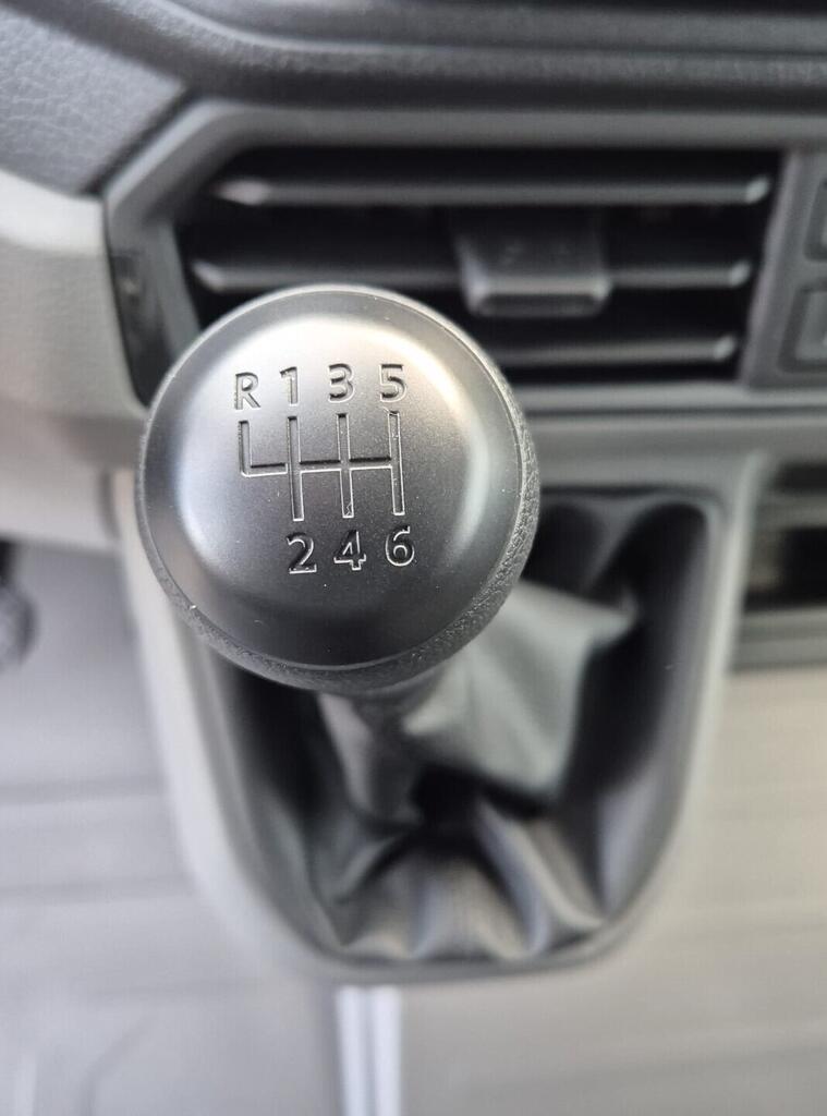 O621U01627_24.webp_Crafter skříň 35 6G FWD DR 103 kW