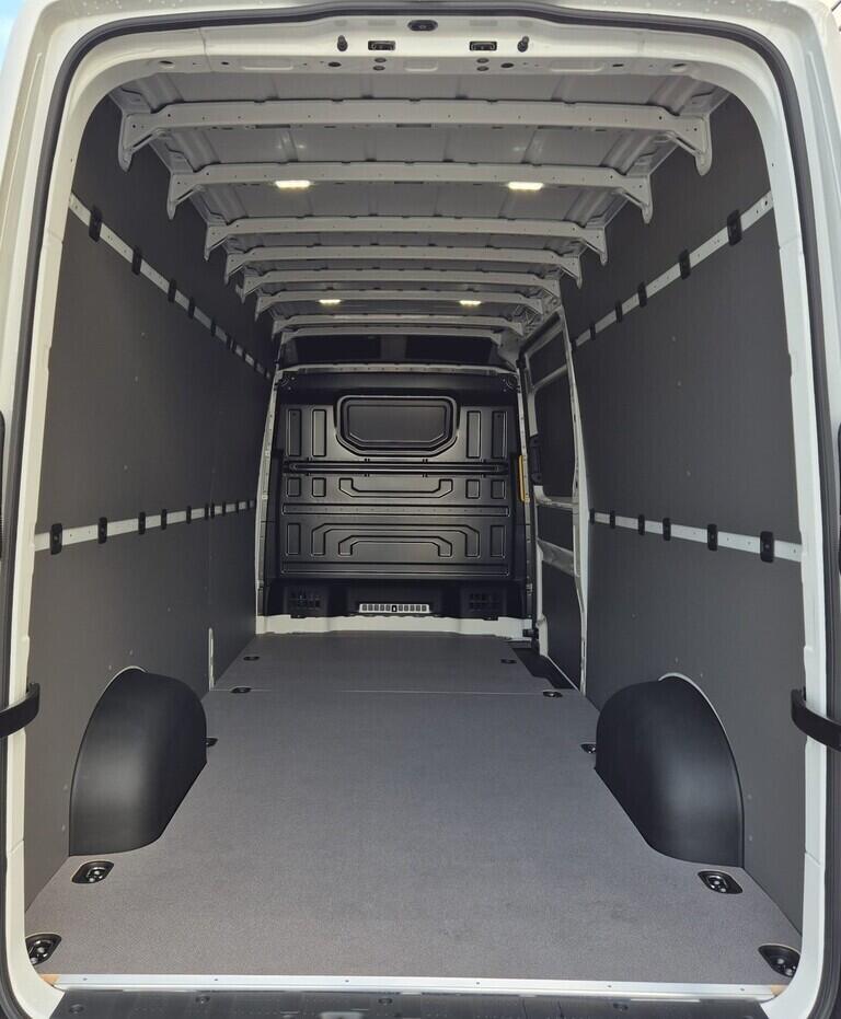 O621U01628_16.webp_Crafter skříň 35 6G FWD DR 103 kW