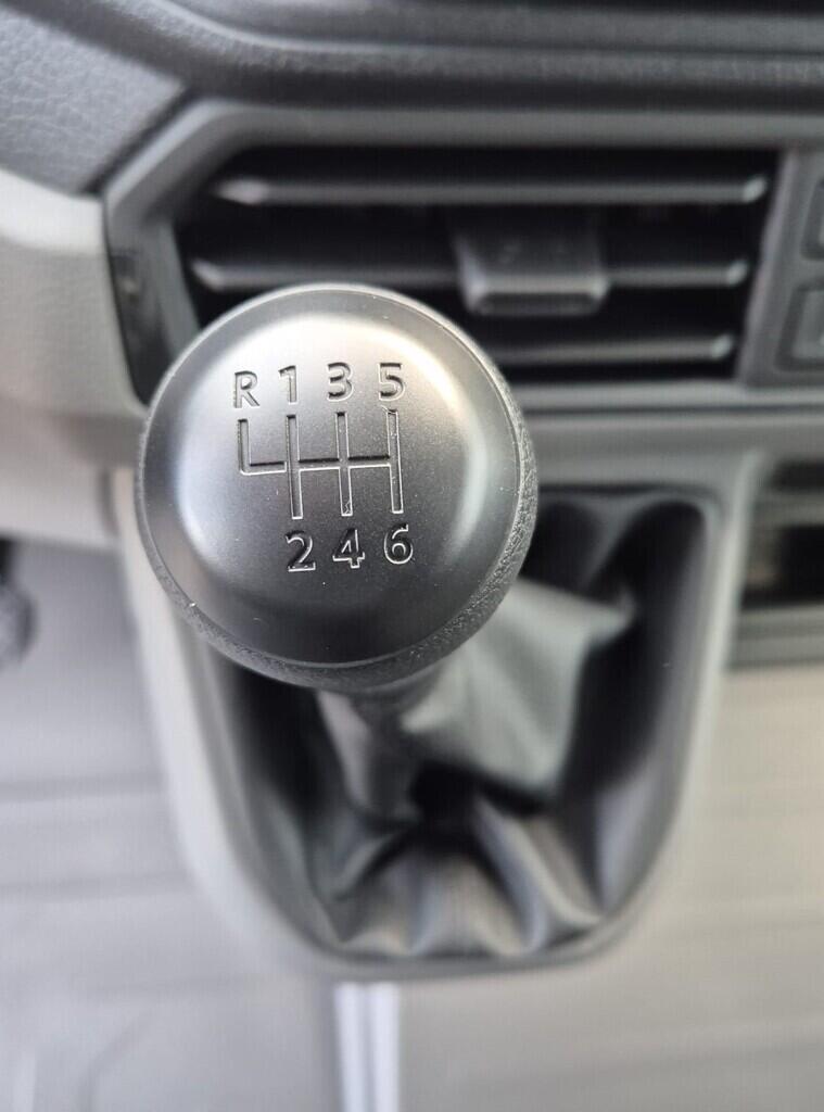 O621U01628_24.webp_Crafter skříň 35 6G FWD DR 103 kW