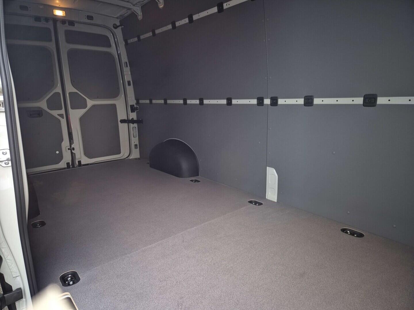 O621U01635_15.webp_Crafter skříň 35 6G FWD DR 103 kW