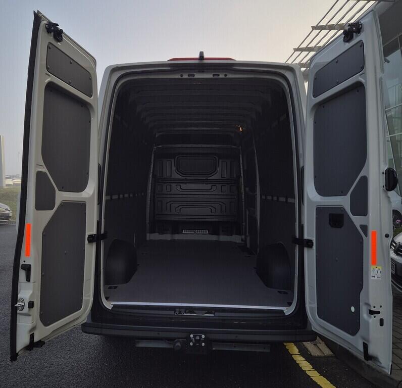 O621U01635_16.webp_Crafter skříň 35 6G FWD DR 103 kW