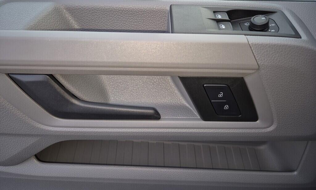 O621U01635_21.webp_Crafter skříň 35 6G FWD DR 103 kW