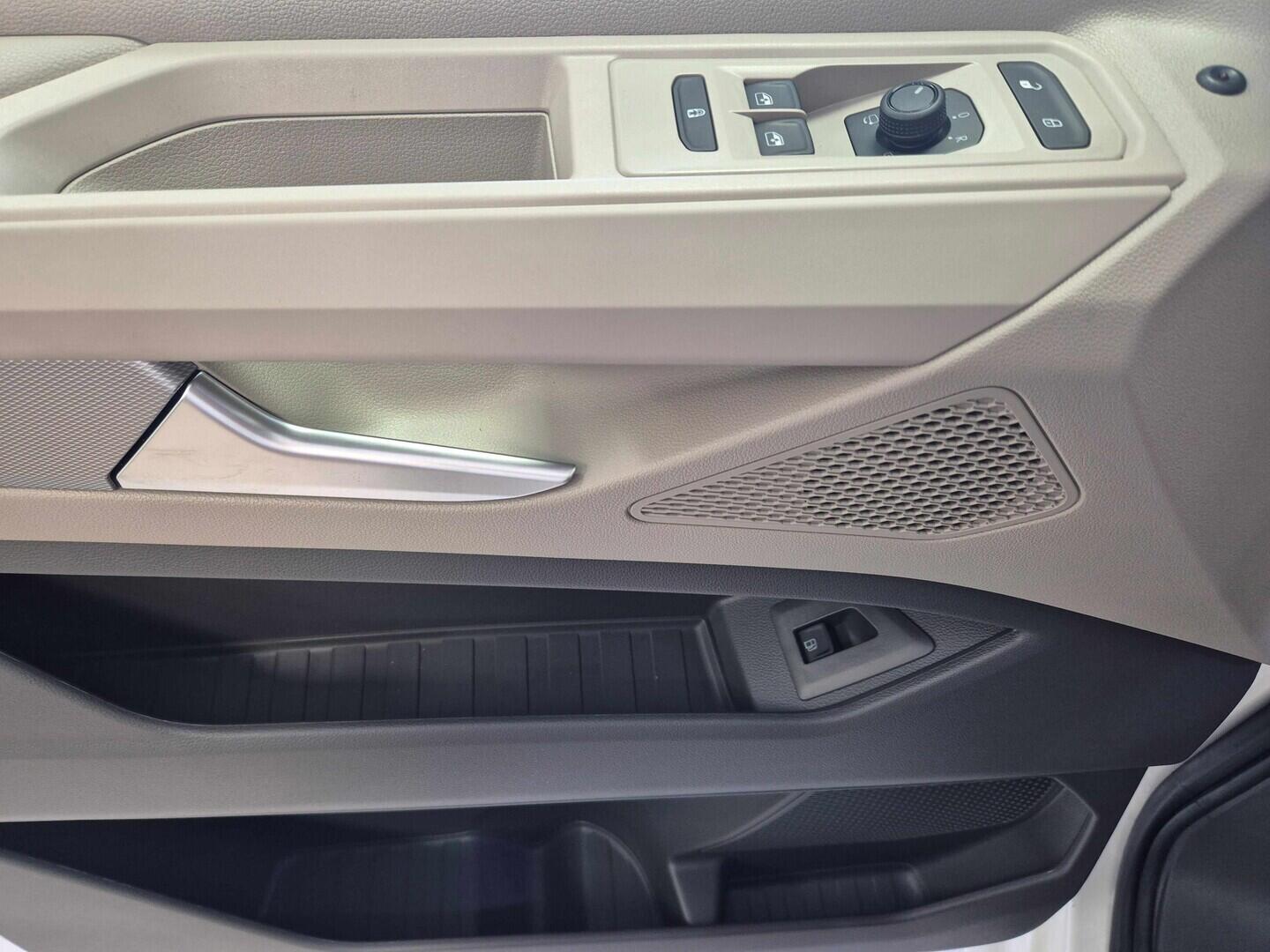 O621U01680_22.webp_Akční Multivan Long 1,5 TSI PHEV  kW