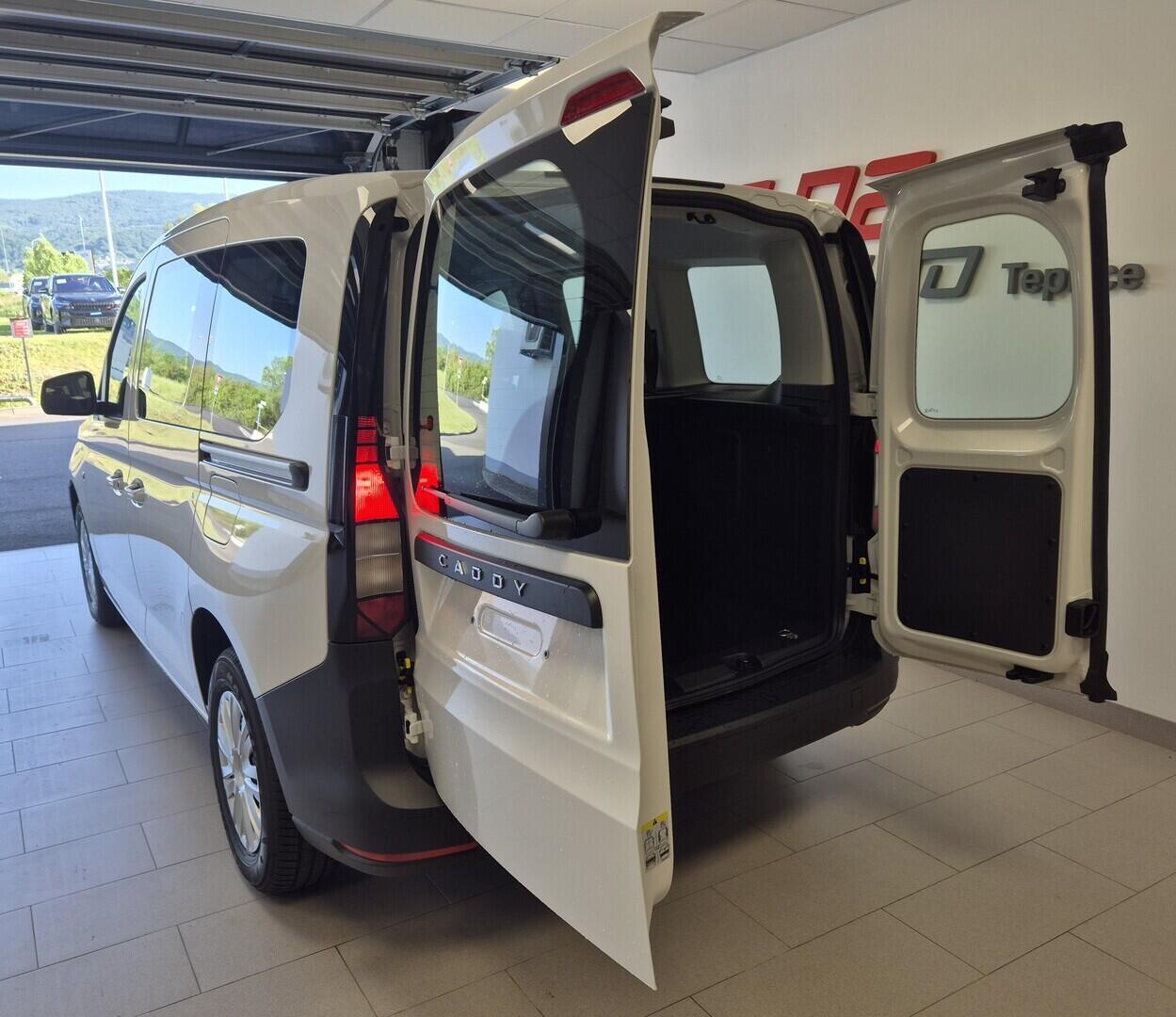 O621U01693_14.webp_Akční Caddy 2,0 TDI 75 kW
