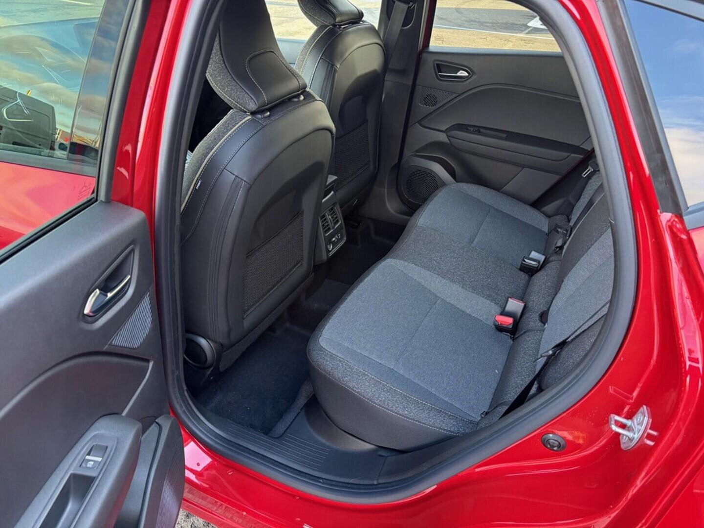 O751000853_17.webp_Captur Techno Mild Hybrid 140 EDC 1,3 103 kW