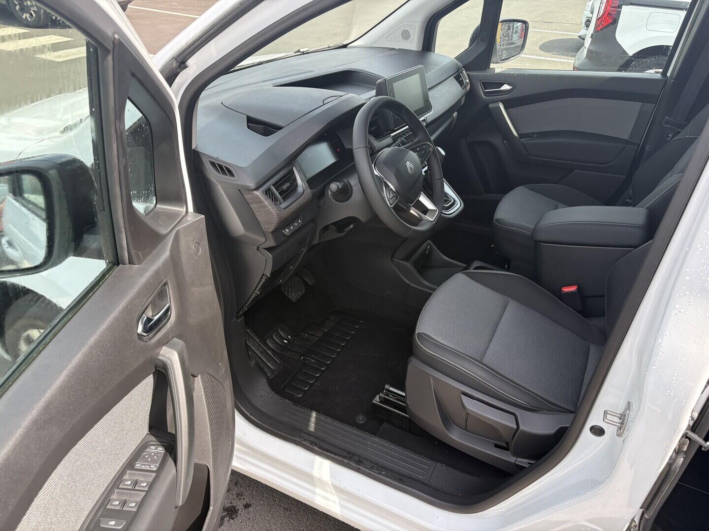 O751000930_17.webp_Kangoo Grand Techno Tce 130 EDC 1,3 96 kW