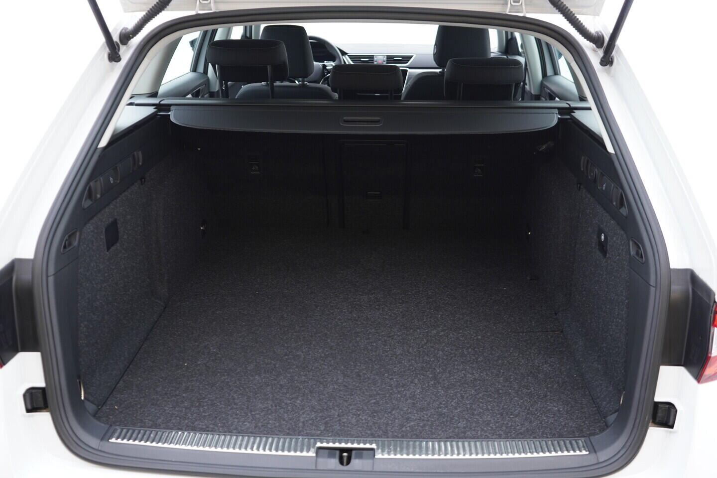O919V03253_20.webp_Superb Combi Style 1.4 TSI 115 kW