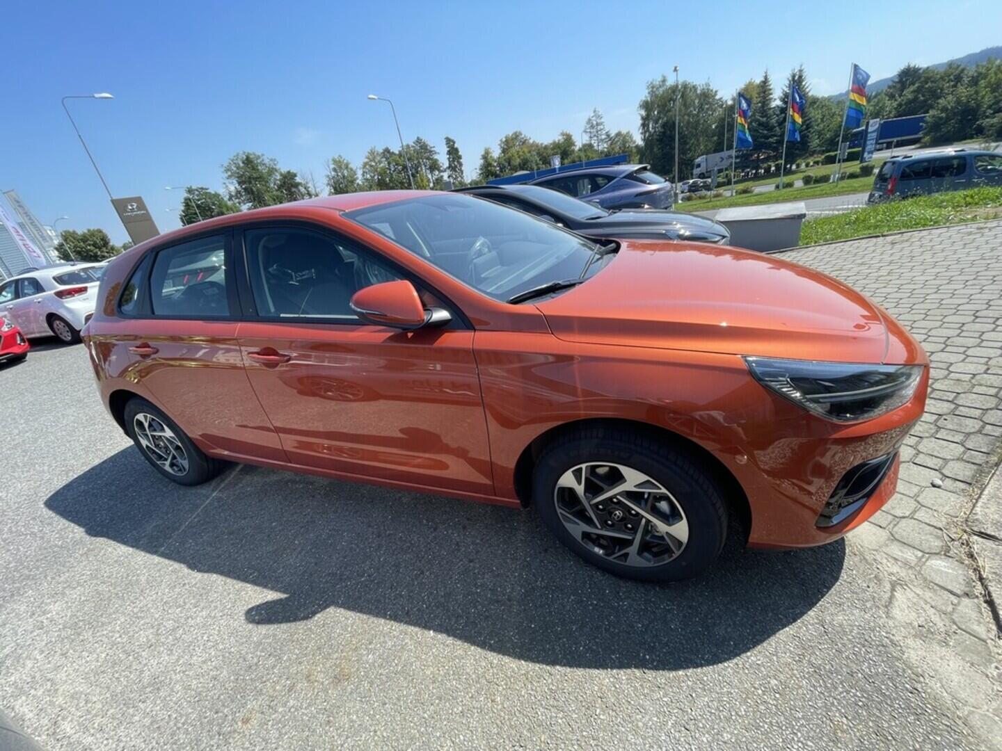 O919V05518_13.webp_i30 HB PD PE Comfort 1,5i 70 kW  6 Manuá