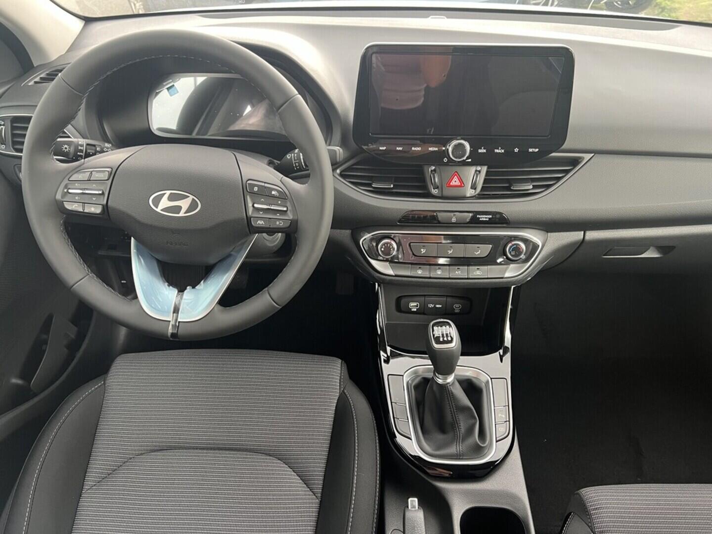 O919V05518_18.webp_i30 HB PD PE Comfort 1,5i 70 kW  6 Manuá