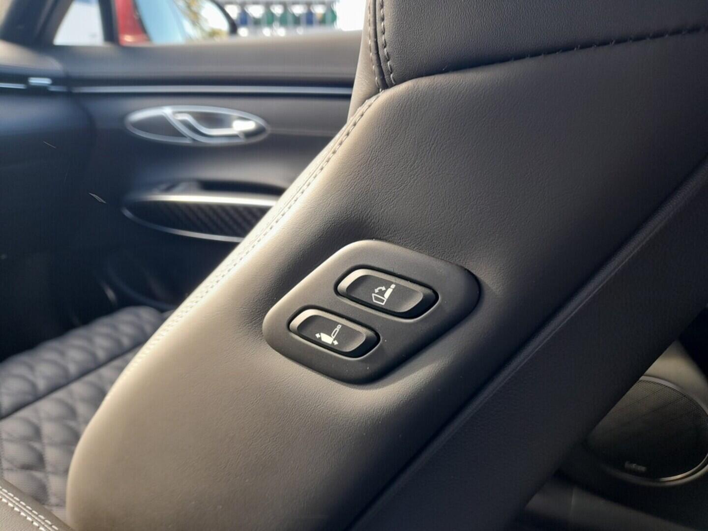 O919V05656_35.webp_Genesis GV70  224 kW