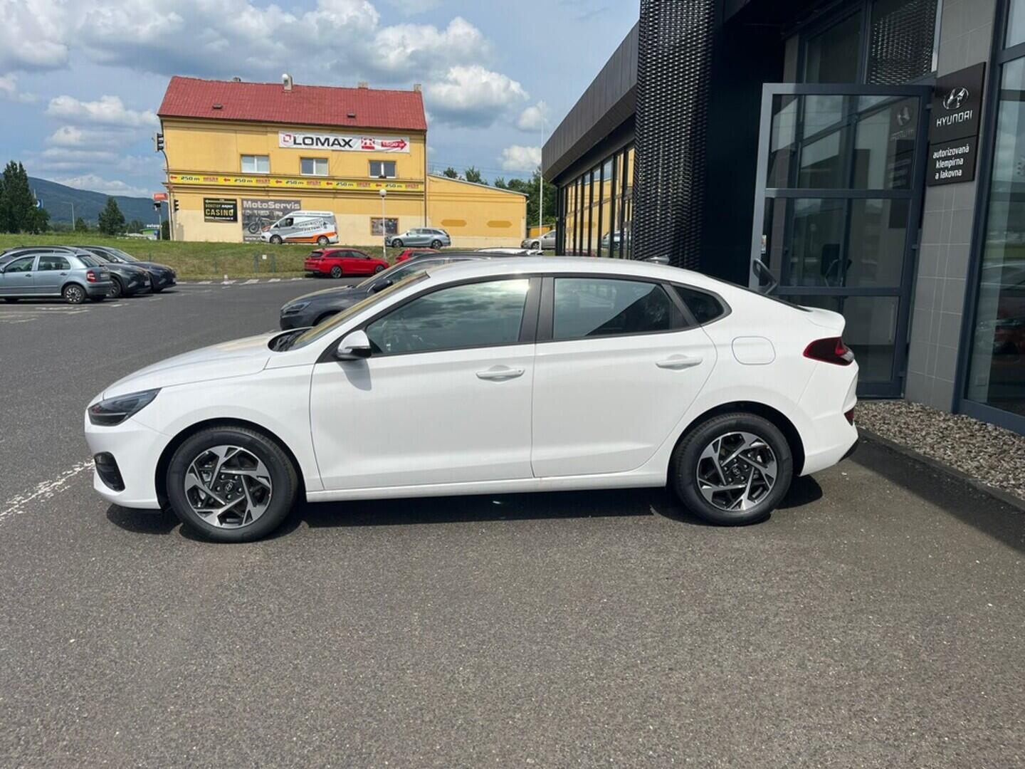 O919V05868_11.webp_i30 FB FAMILY 1,5 T-GDI MHEV 103kW