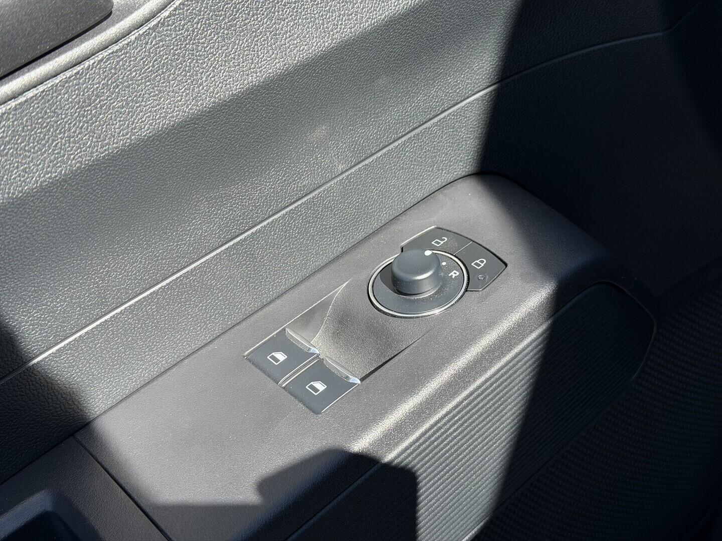 OG51001751_23.webp_Transit Courier V769 Van 43 kWh,0 Elektromotor 100 kW