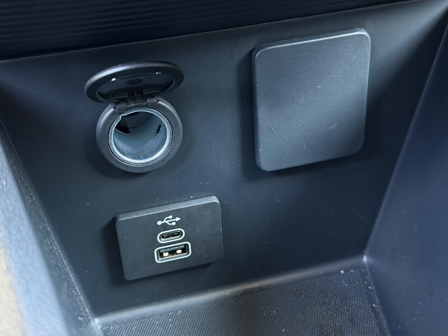 OG51001751_28.webp_Transit Courier V769 Van 43 kWh,0 Elektromotor 100 kW