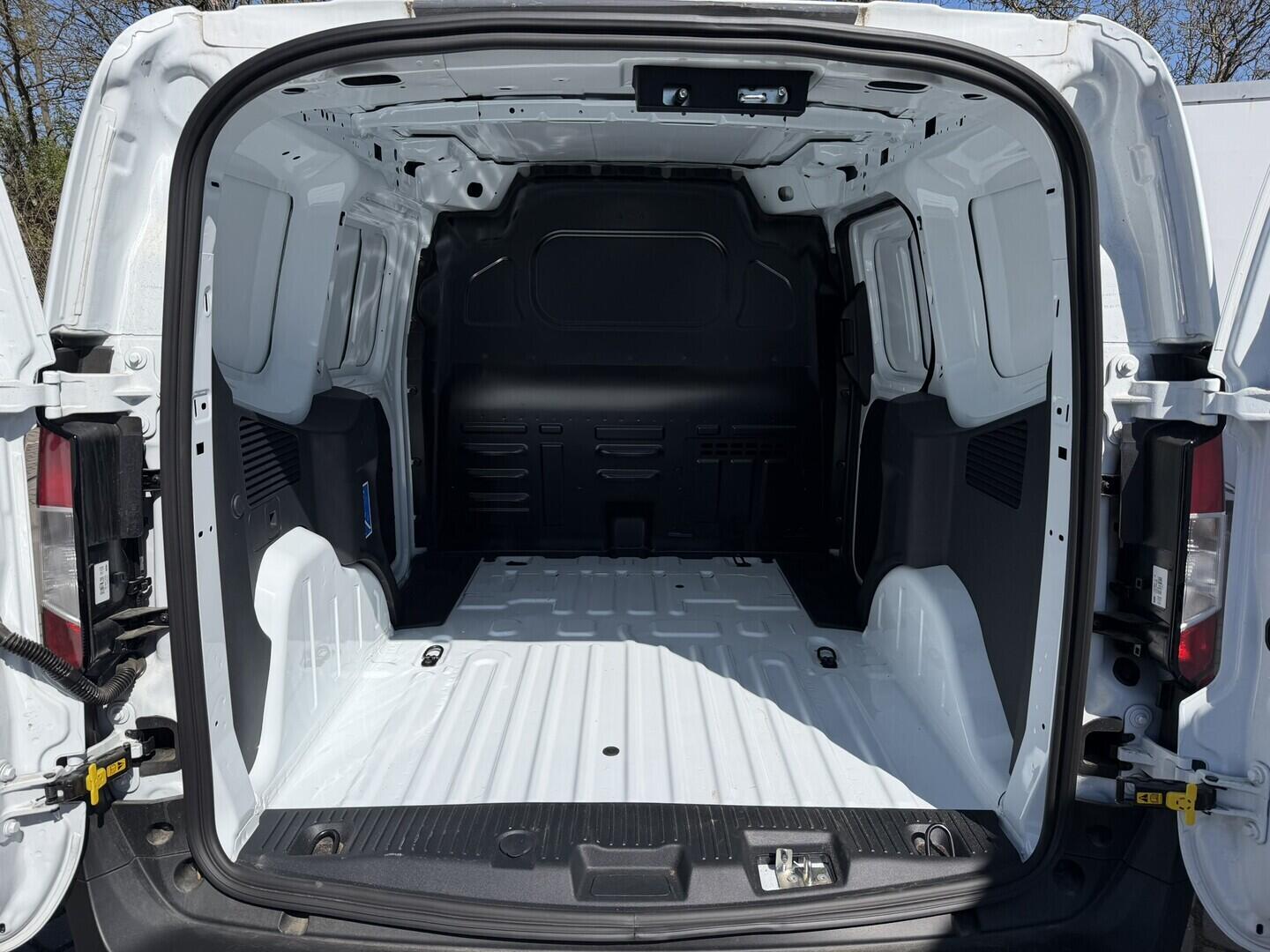 OG51001751_37.webp_Transit Courier V769 Van 43 kWh,0 Elektromotor 100 kW