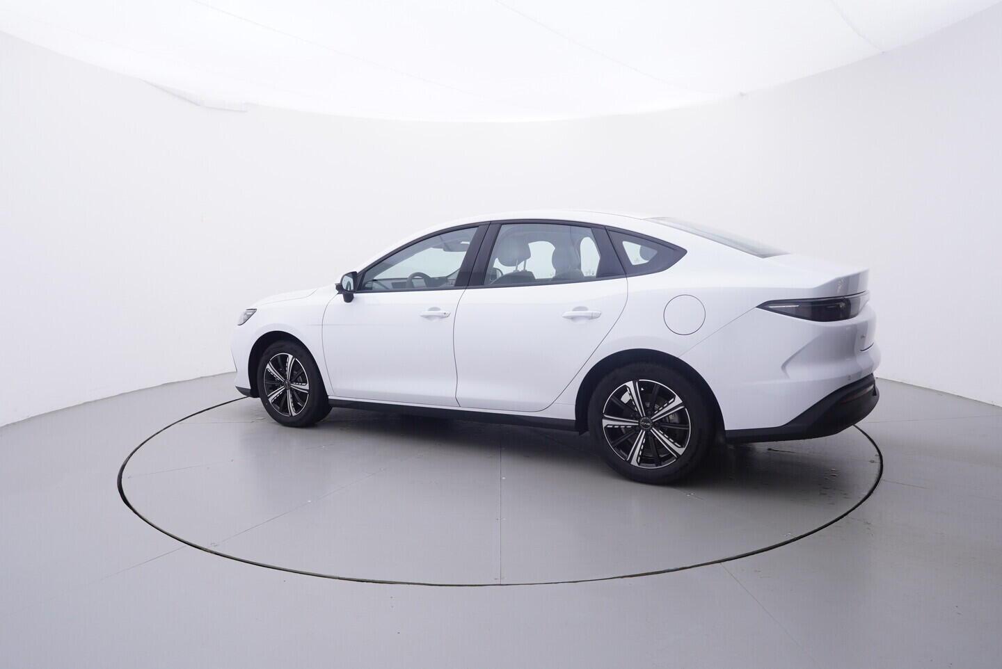 OH08300208_12.webp_SEAL 5 DM-i Design plug-in hybrid 156 kW