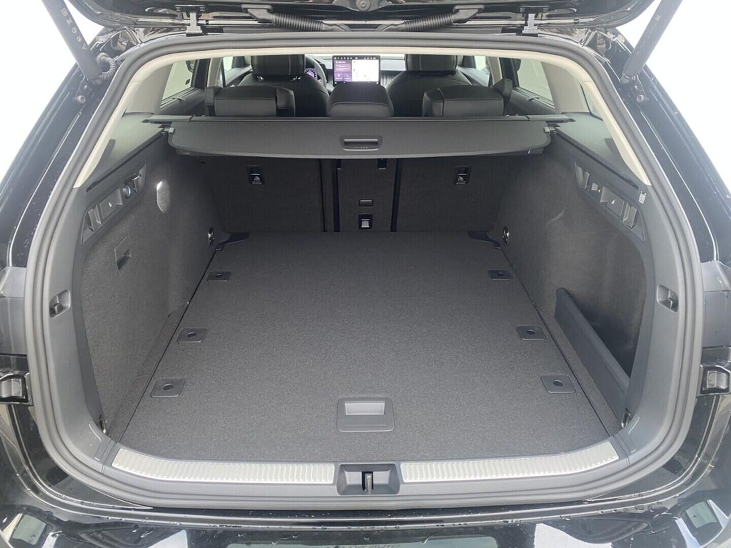 OH11004801_21.webp_Superb Combi L&K  2,0 TDI 4x4  142 kW