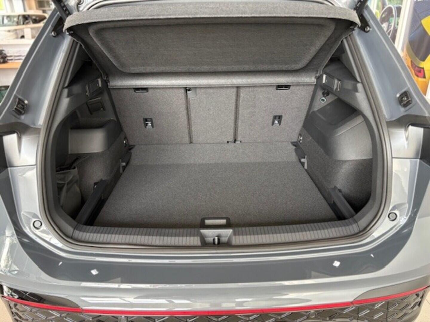 OH23O03369_21.webp_Tiguan R-Line People  1,5 eTSI 110 kW Tiguan R-Line People 1,5 eTSI 110 kW  7 Automatická