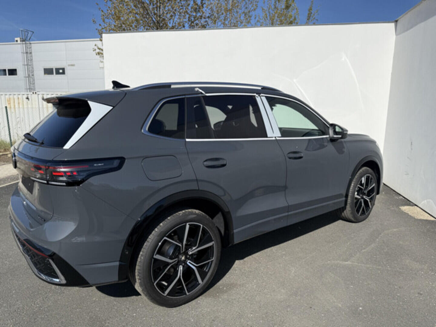 OH23O03553_15.webp_Tiguan R-Line People 2,0 TDI 142 kW 4MOT  142 kW