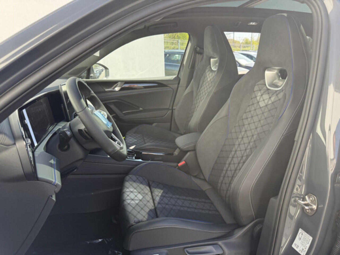 OH23O03553_20.webp_Tiguan R-Line People 2,0 TDI 142 kW 4MOT  142 kW