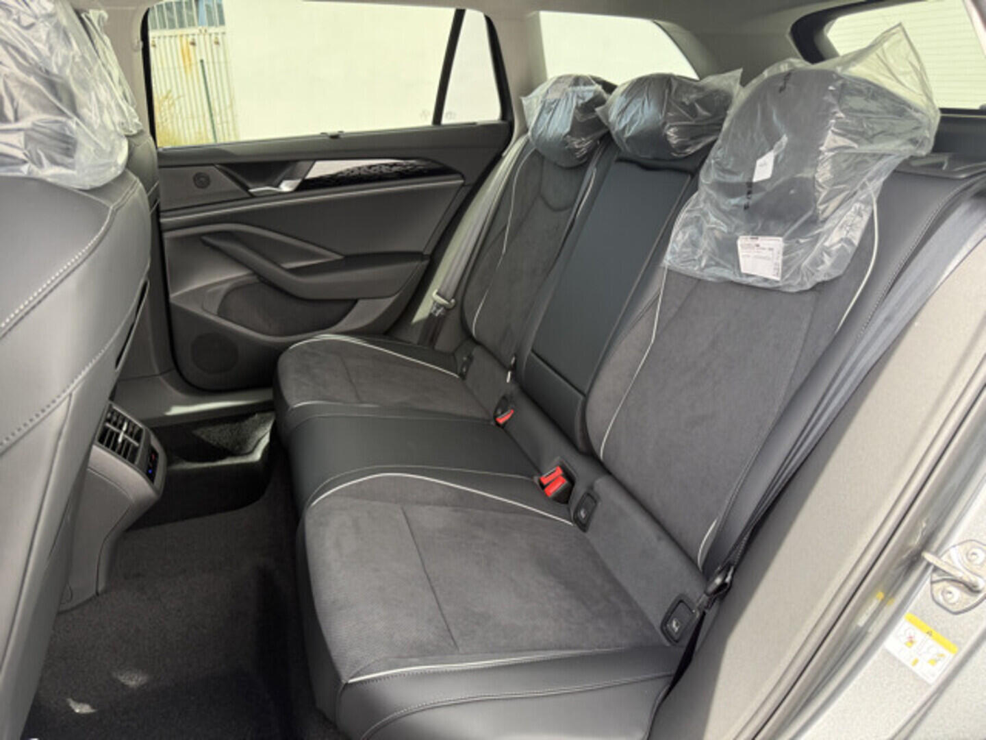 OH23O03555_24.webp_Passat Elegance 2,0 TDI 4MOT 142 kW