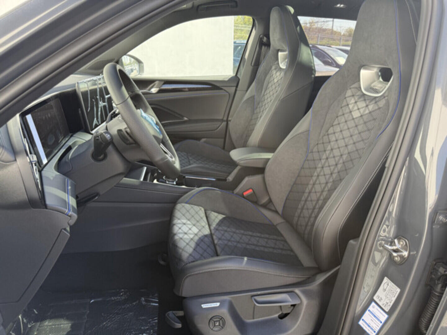 OH23O03557_21.webp_Tiguan R-Line People 2,0 TDI 142 kW 4MOT  142 kW