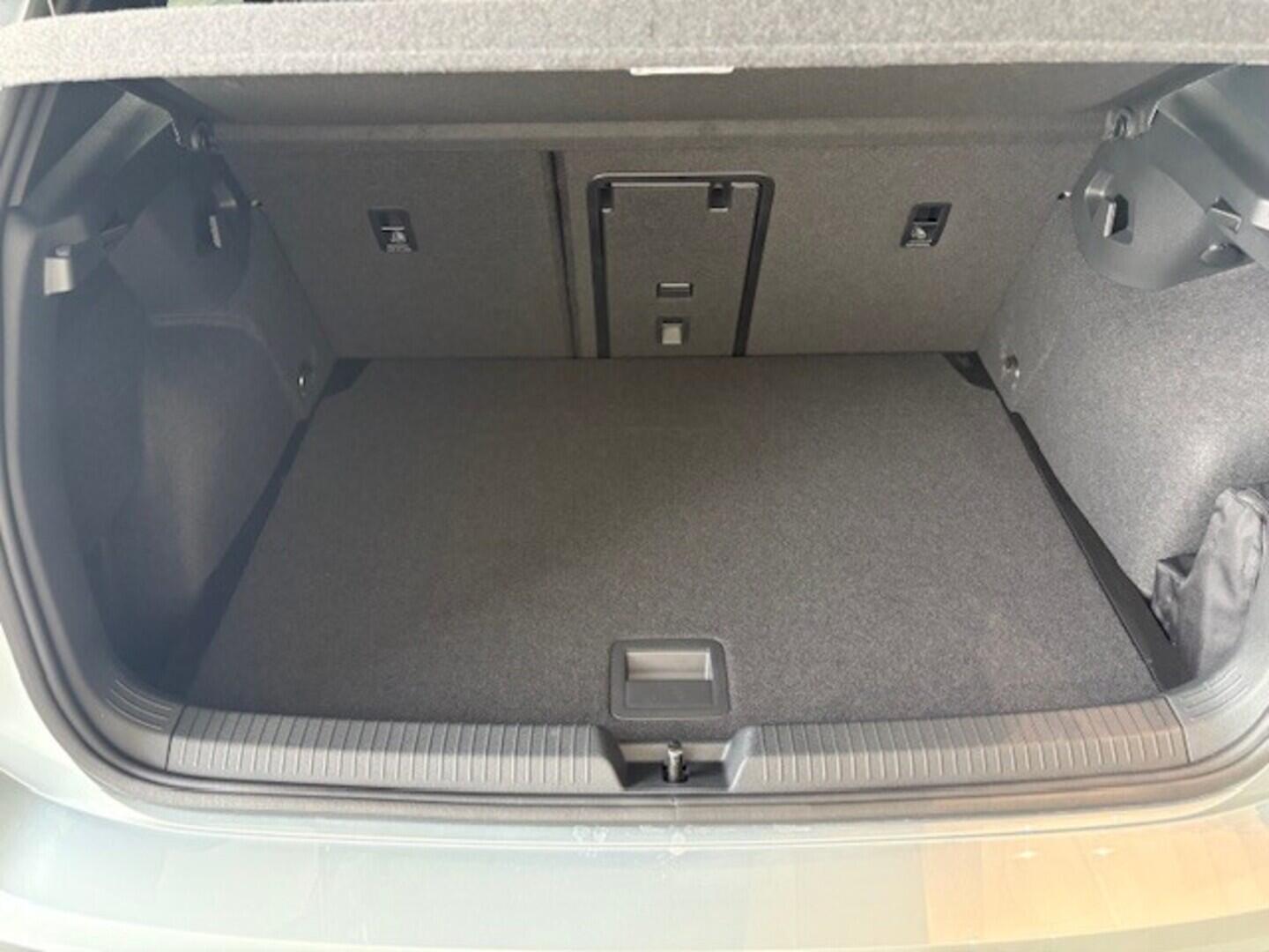 OH23O03623_22.webp_Golf R-Line People 1,5 TSI 6G 110 kW