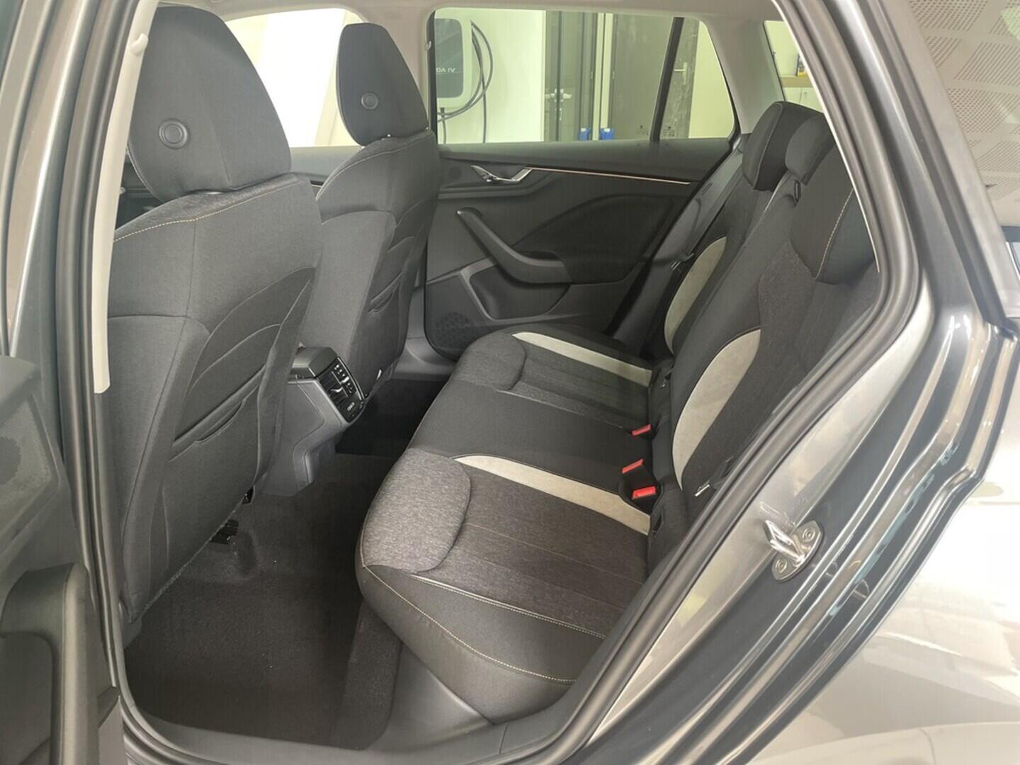 OI11002827_17.webp_Kamiq 130 let Premium 1.0 TSI 85 kW DSG