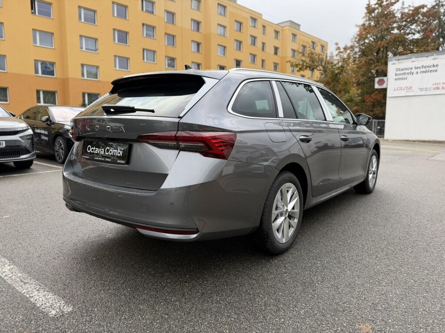 OI11002844_14.webp_Octavia Combi Top Selection 2,0 TDI 110 kW  