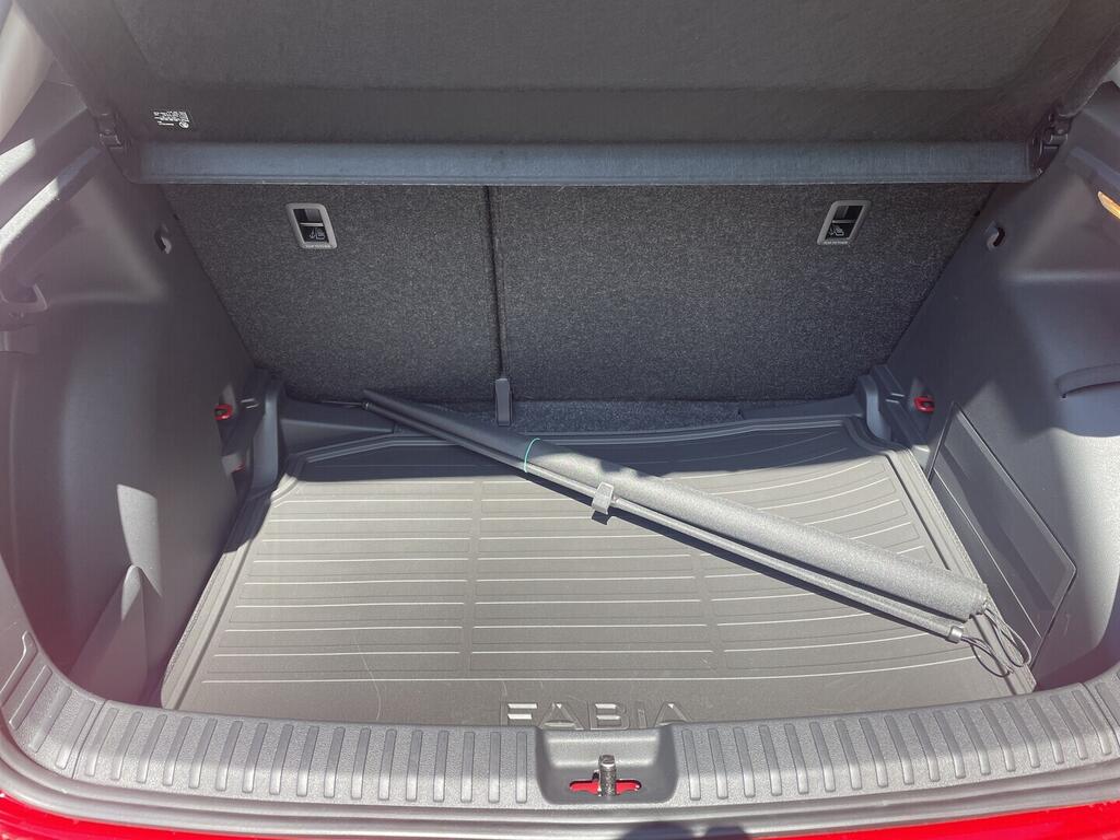 OI11002898_19.webp_Škoda Fabia Selection1.0 MPI 59 kW červená