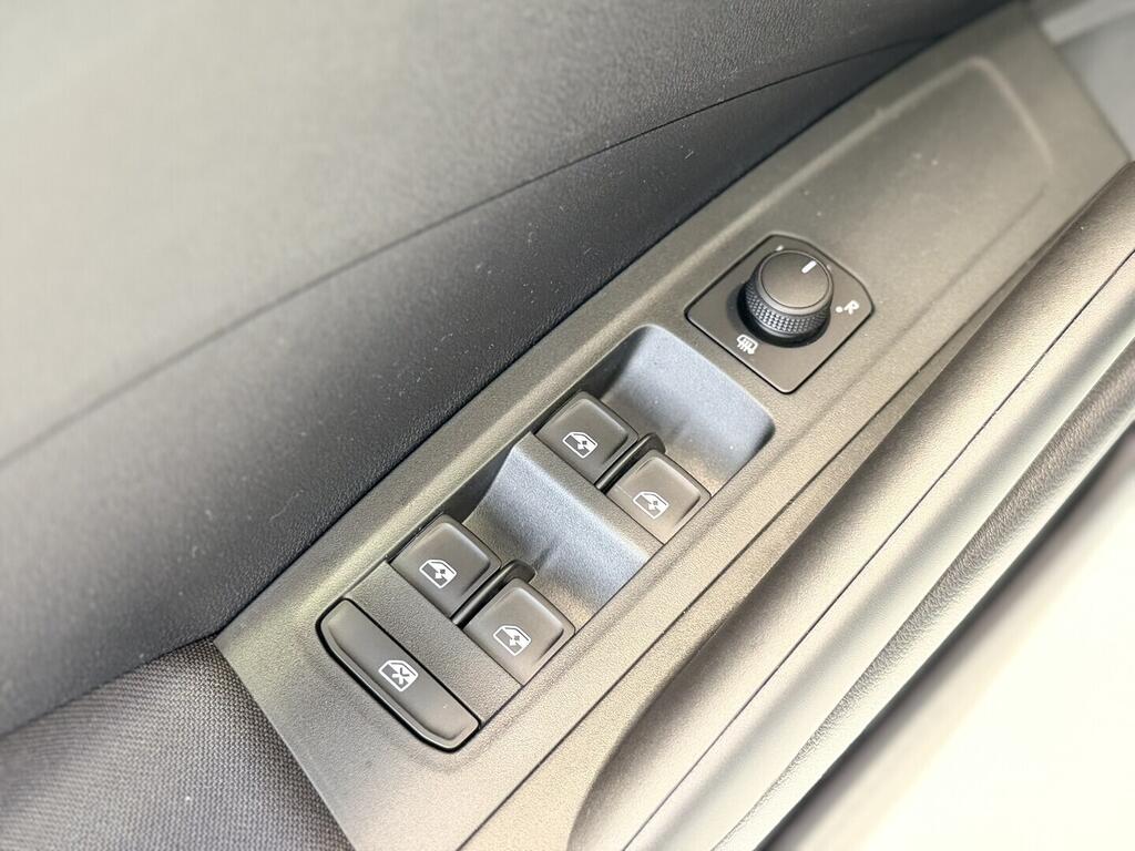 OI11002906_26.webp_Fabia Selection 1.0 MPI 59 kW zelená