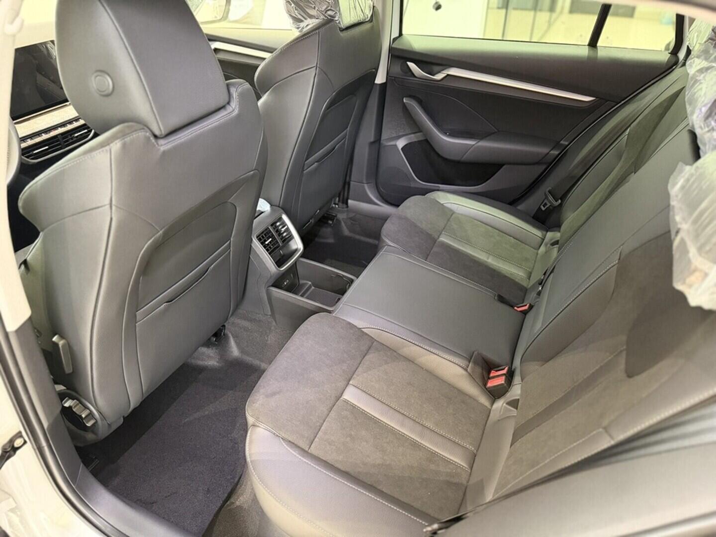 OI11002913_15.webp_Octavia Combi Top Selection 2.0 TDI 110 kW DSG 