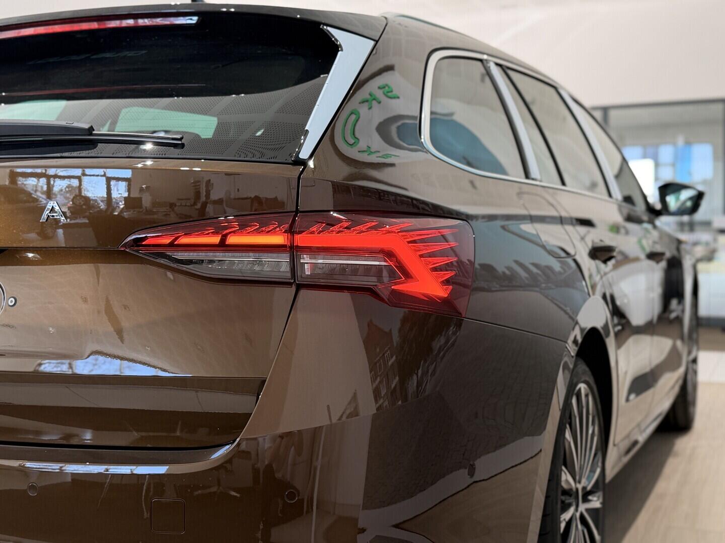 OI11002956_21.webp_Octavia Combi Exclusive Selection 2.0 TDI 110 kW DSG